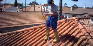 Limpe o Telhado De Sua Casa Com Uma Lavadora De Alta Pressão!