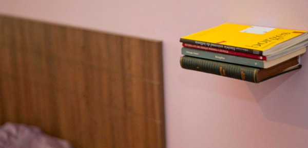 Prateleira “Flutuante”, Invisível e Econômica Para Livros