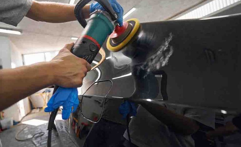 Polimento de carro com ferramentas especializadas
