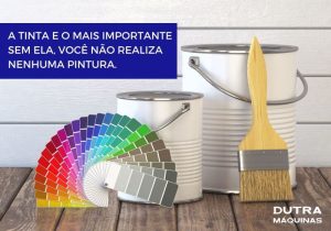 Dois baldes brancos de tinta, um pincel e uma tabela de cores impressa.