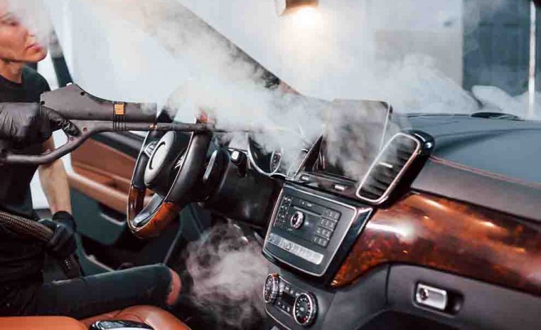 Limpeza a vapor do interior de um carro