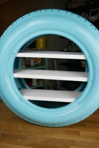 PRATELEIRA DE BRINQUEDOS COM PNEU-6