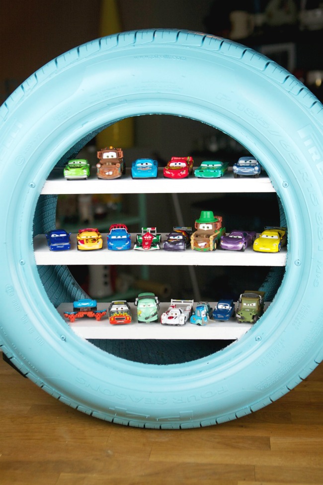PRATELEIRA DE BRINQUEDOS COM PNEU