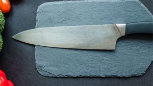faca de corte sob uma tabua para cortar
