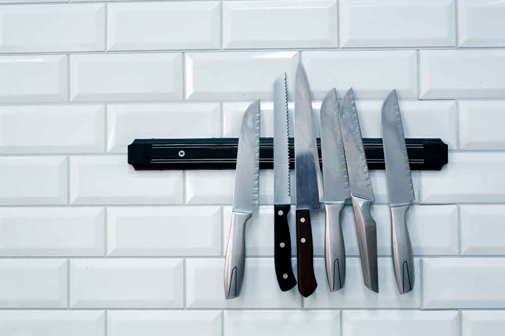 guarde suas facas corretamente Conjunto de facas penduradas em suporte magnético