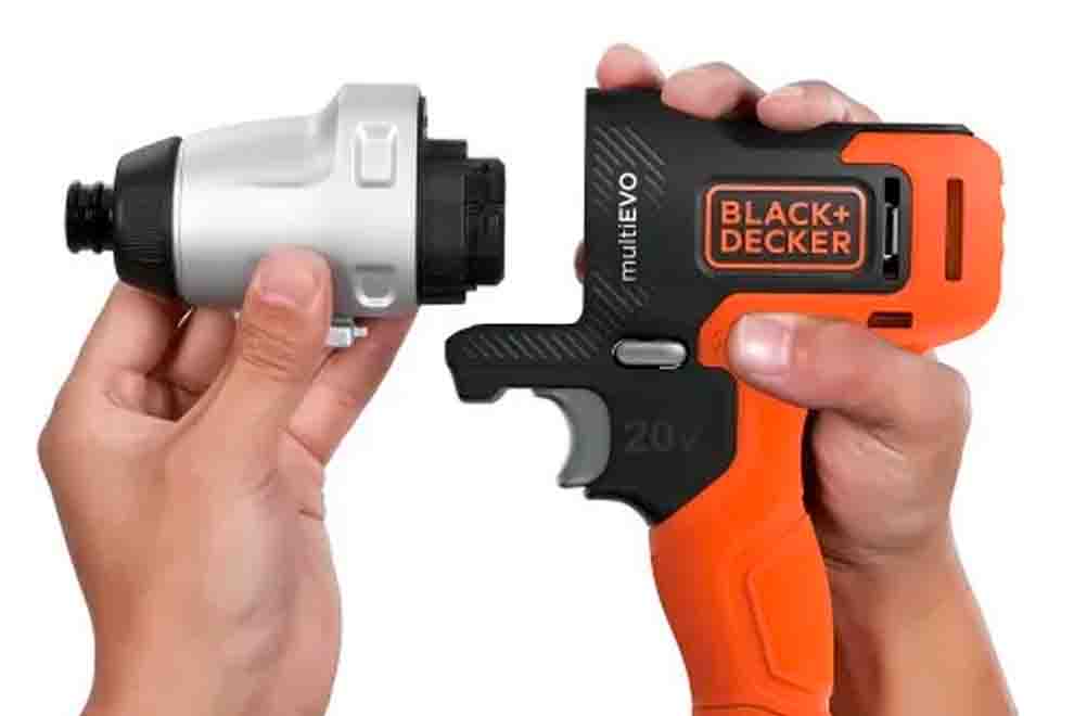 Furadeira Black+Decker com acessório sendo trocado.