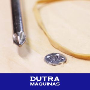 Parafuso empenado e elástico e chave philips para remover o parafuso