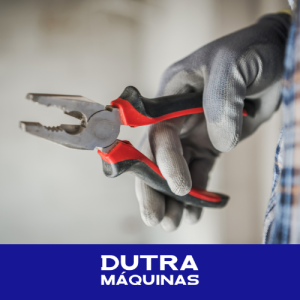 Homem utilizando alicate com luva na mão