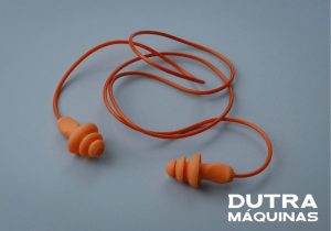 Protetor auricular na cor laranja