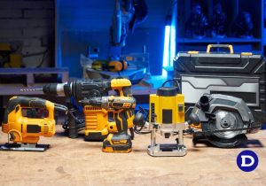 Imagem de vários equipamentos elétricos e manuais