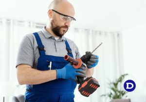 Homem com uma furadeira na mão