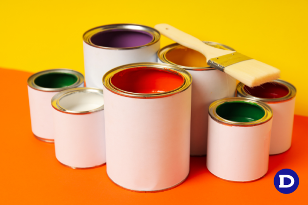 Imagem de um conjunto de latas de tintas com diferentes cores e um pincel