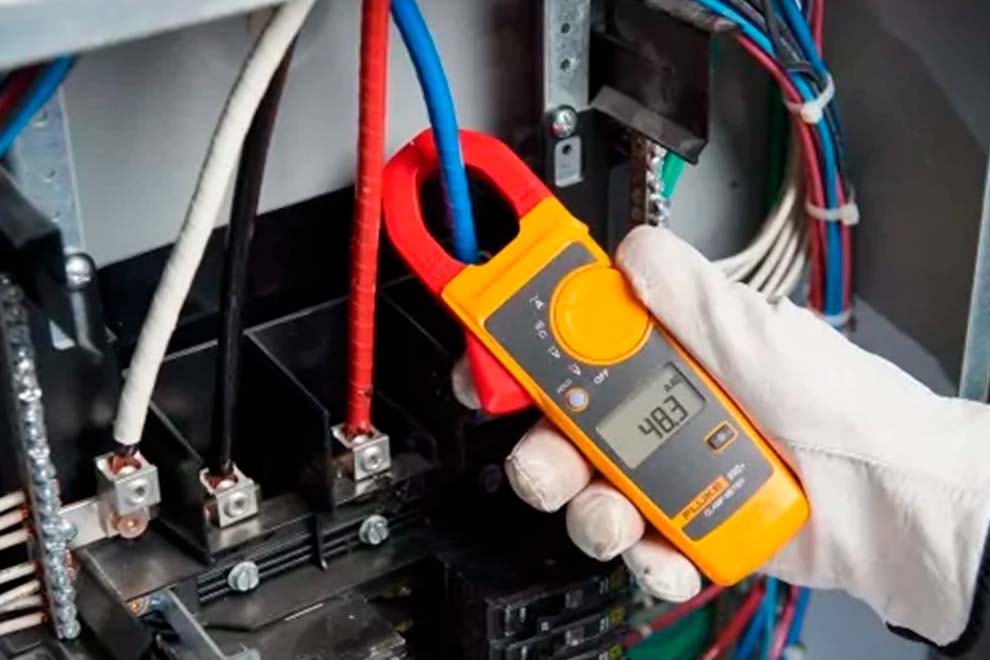 Pessoas usando luvas