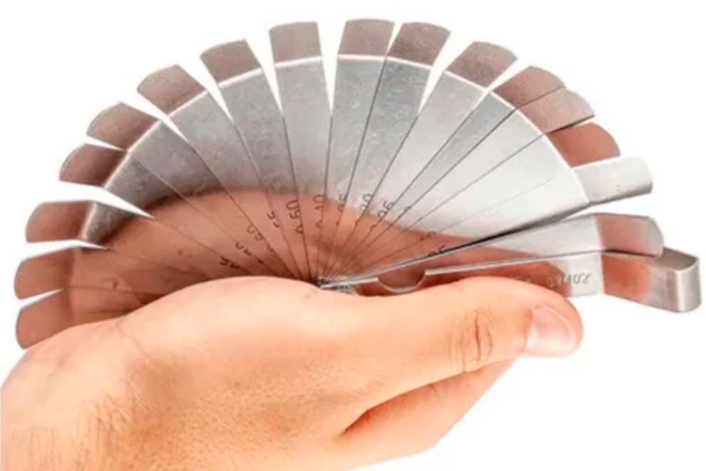 Pessoa segurando um calibrador