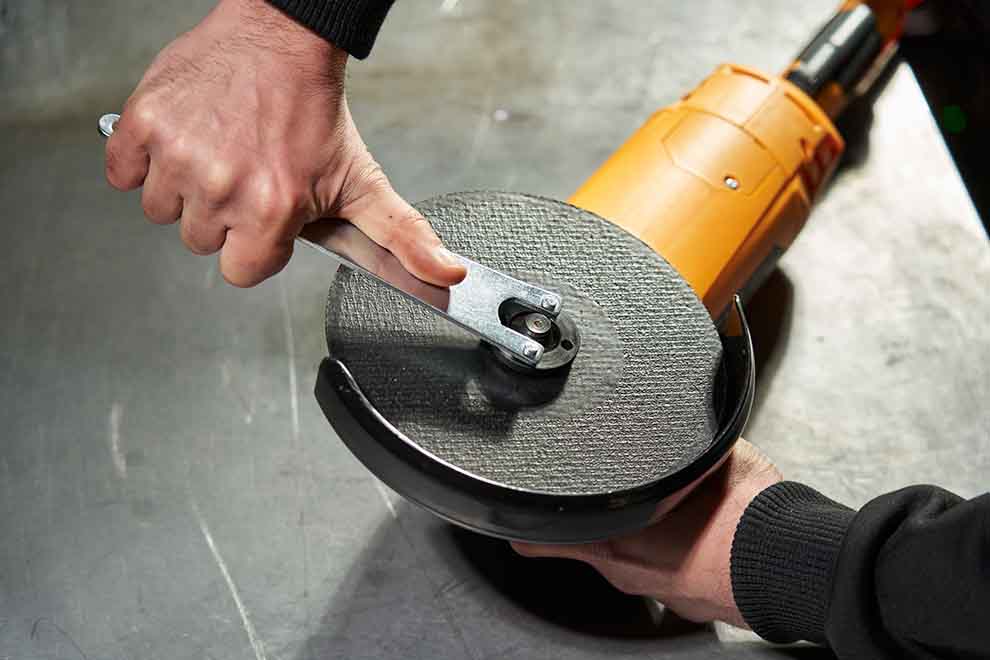 Homem trocando o diasco da maquina