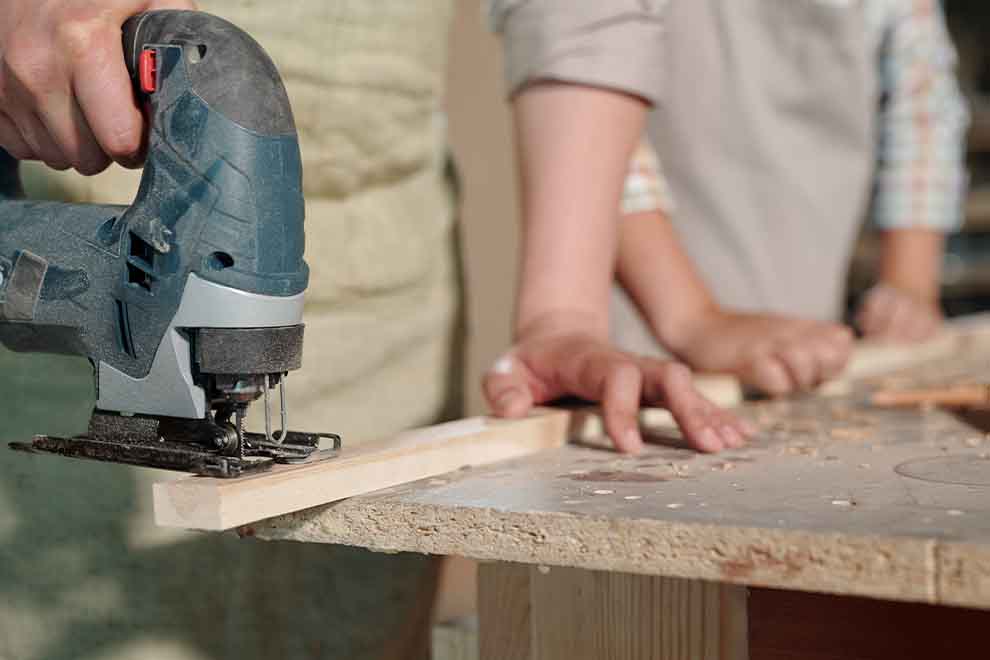 Marceneiro usando serra tico tico