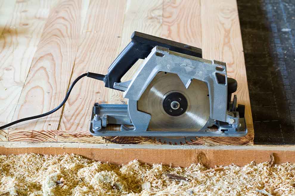 Serra circular com um pedaço de madeira