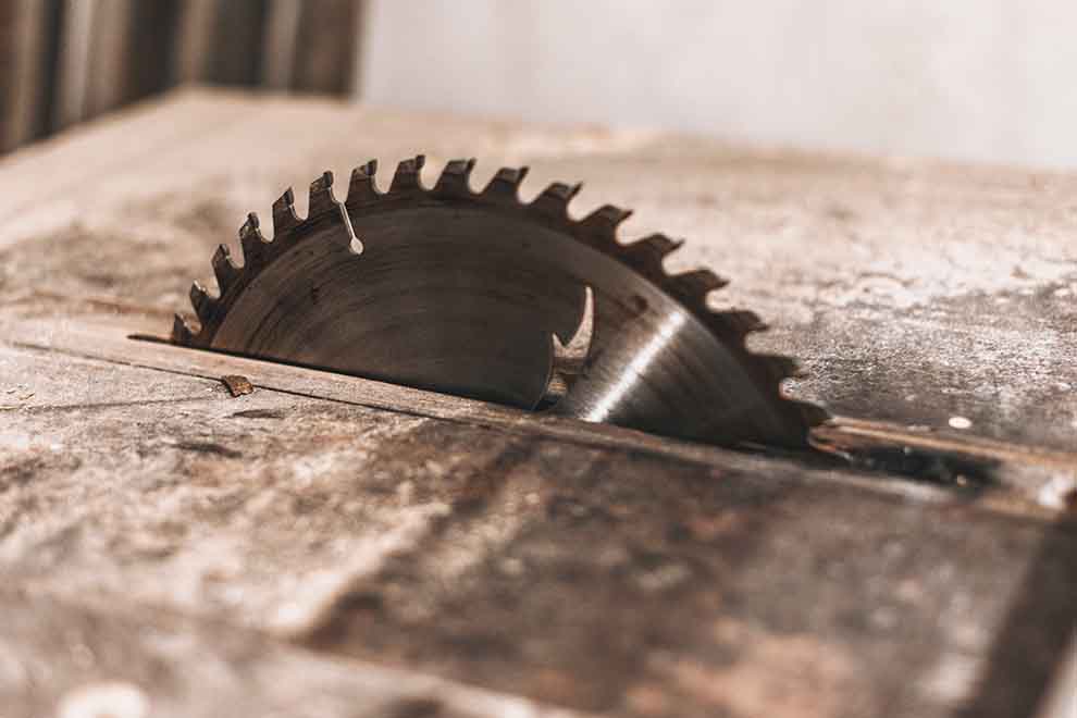 Usando serra circular