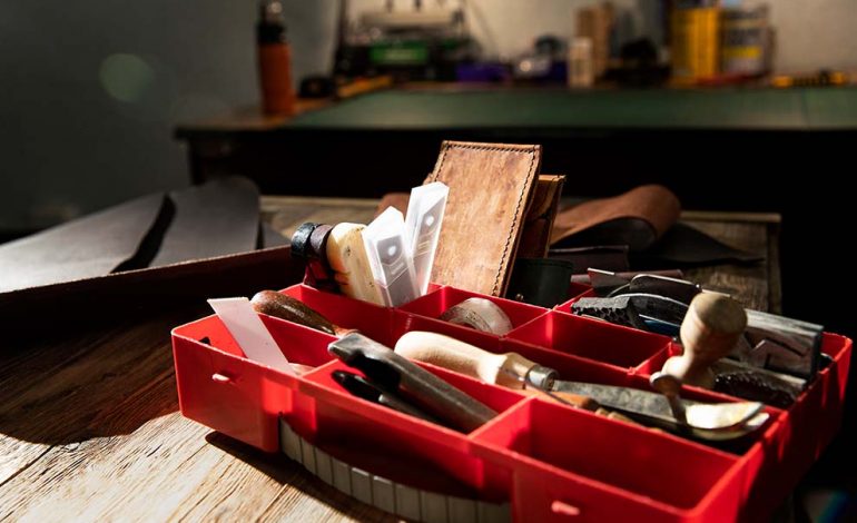 Caixa de ferramentas organizadas sobre mesa de trabalho