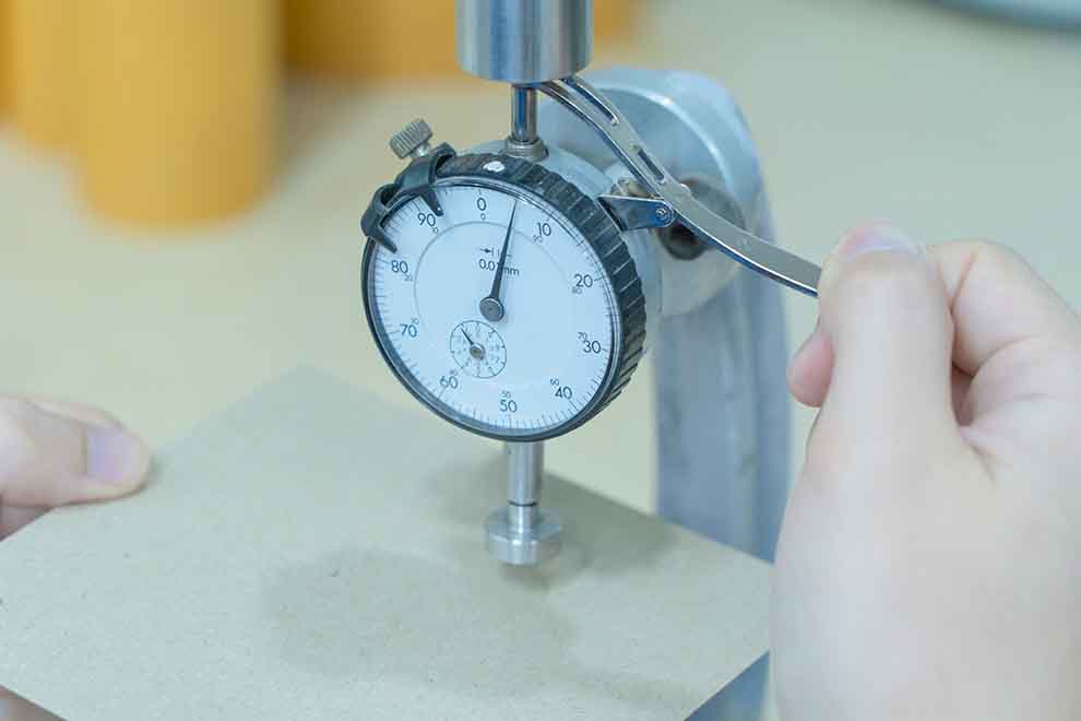 relogio comparador Medindo espessura com paquímetro em laboratório.