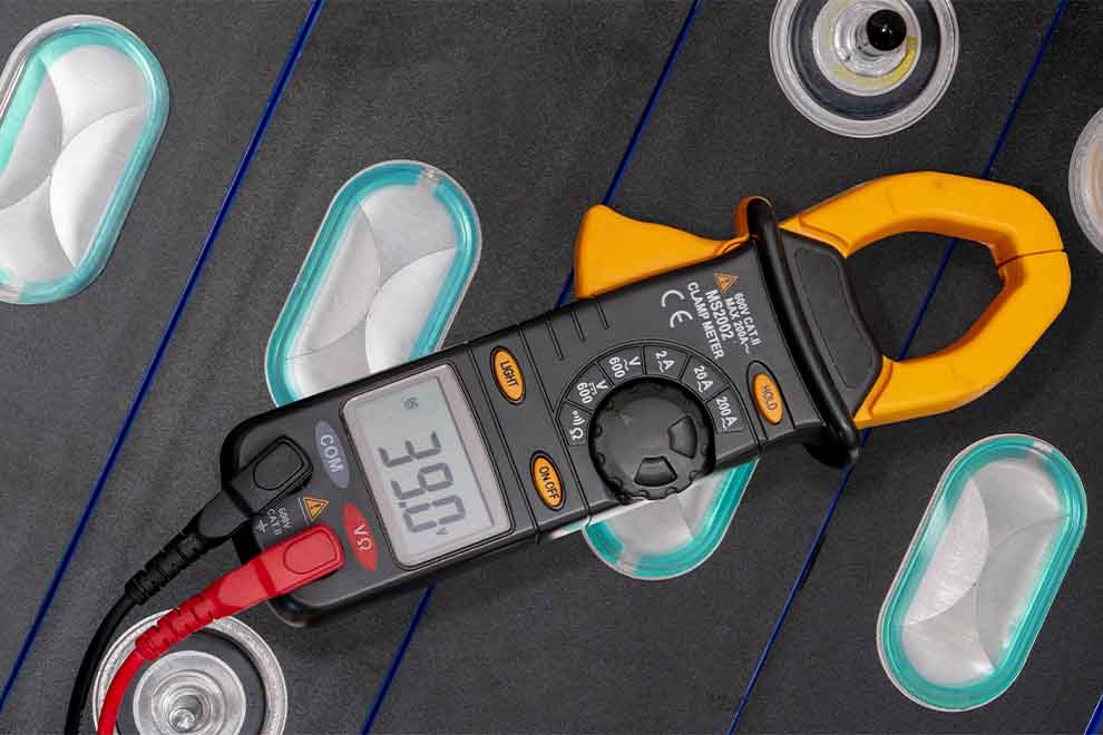 alicate amperimetro Multímetro digital com garra e display em fundo azul