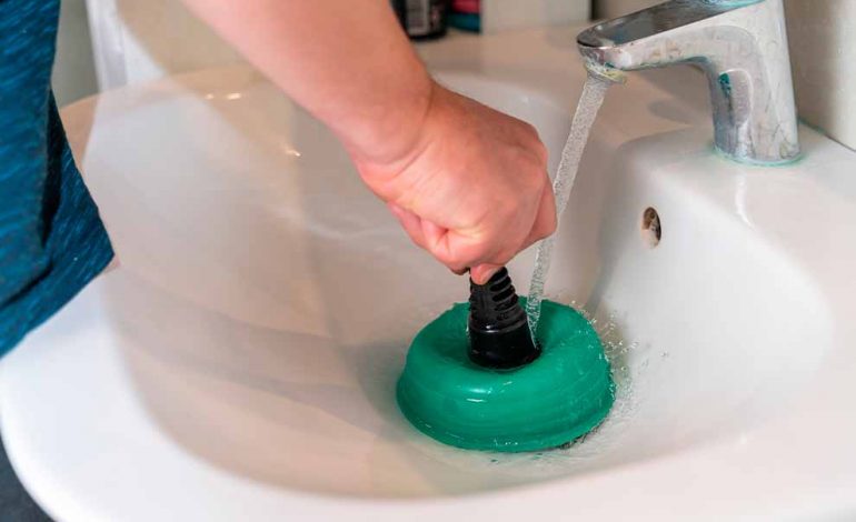 Desentupidor de pia em uso na lavagem