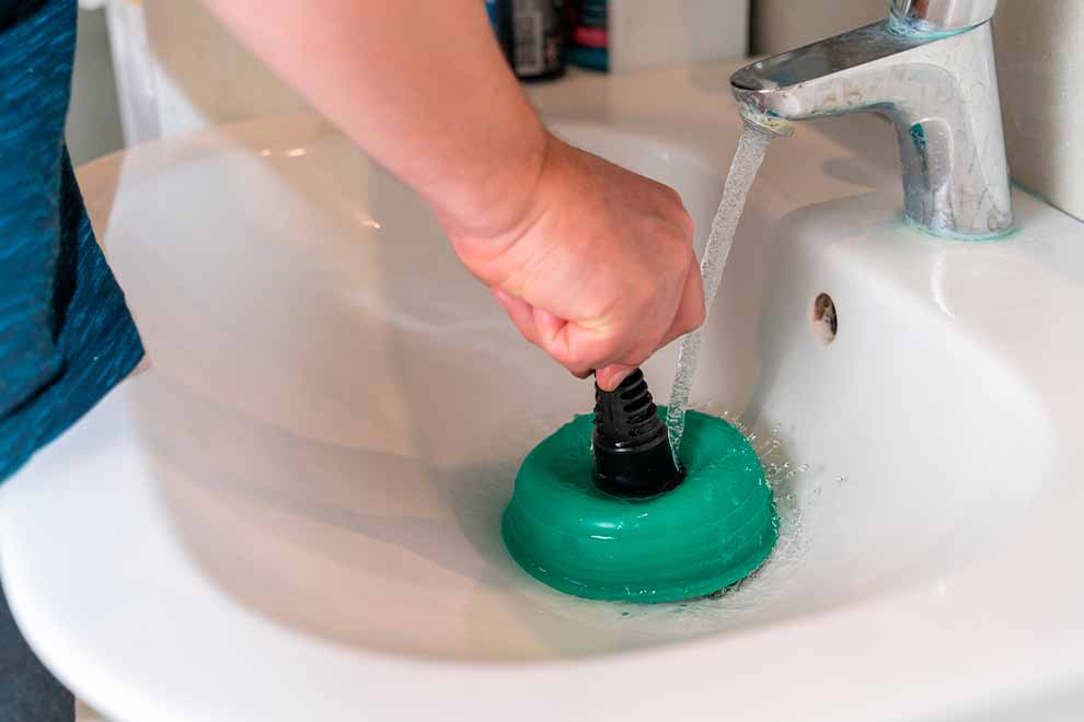 Dicas de como desentupir pia de cozinha e banheiro