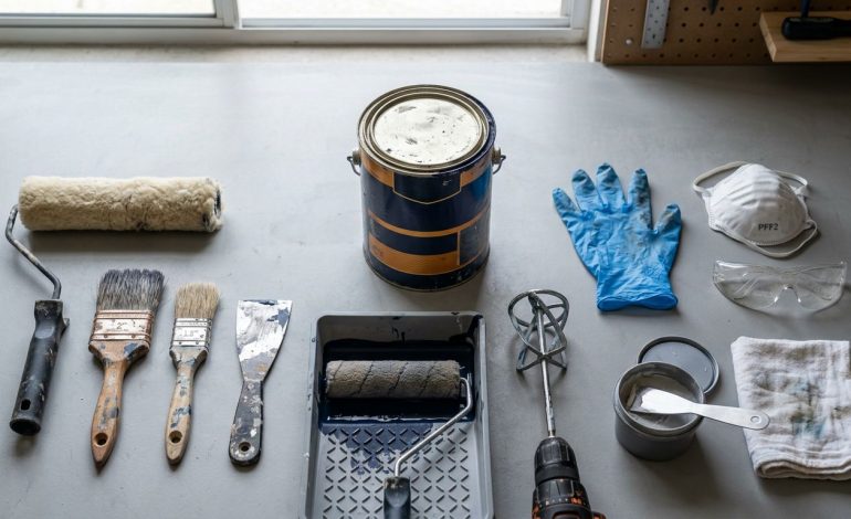 Ferramentas de pintura organizadas sobre uma mesa