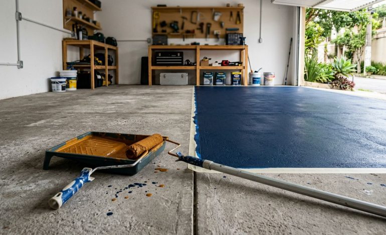 Piso de garagem sendo pintado em tom azul